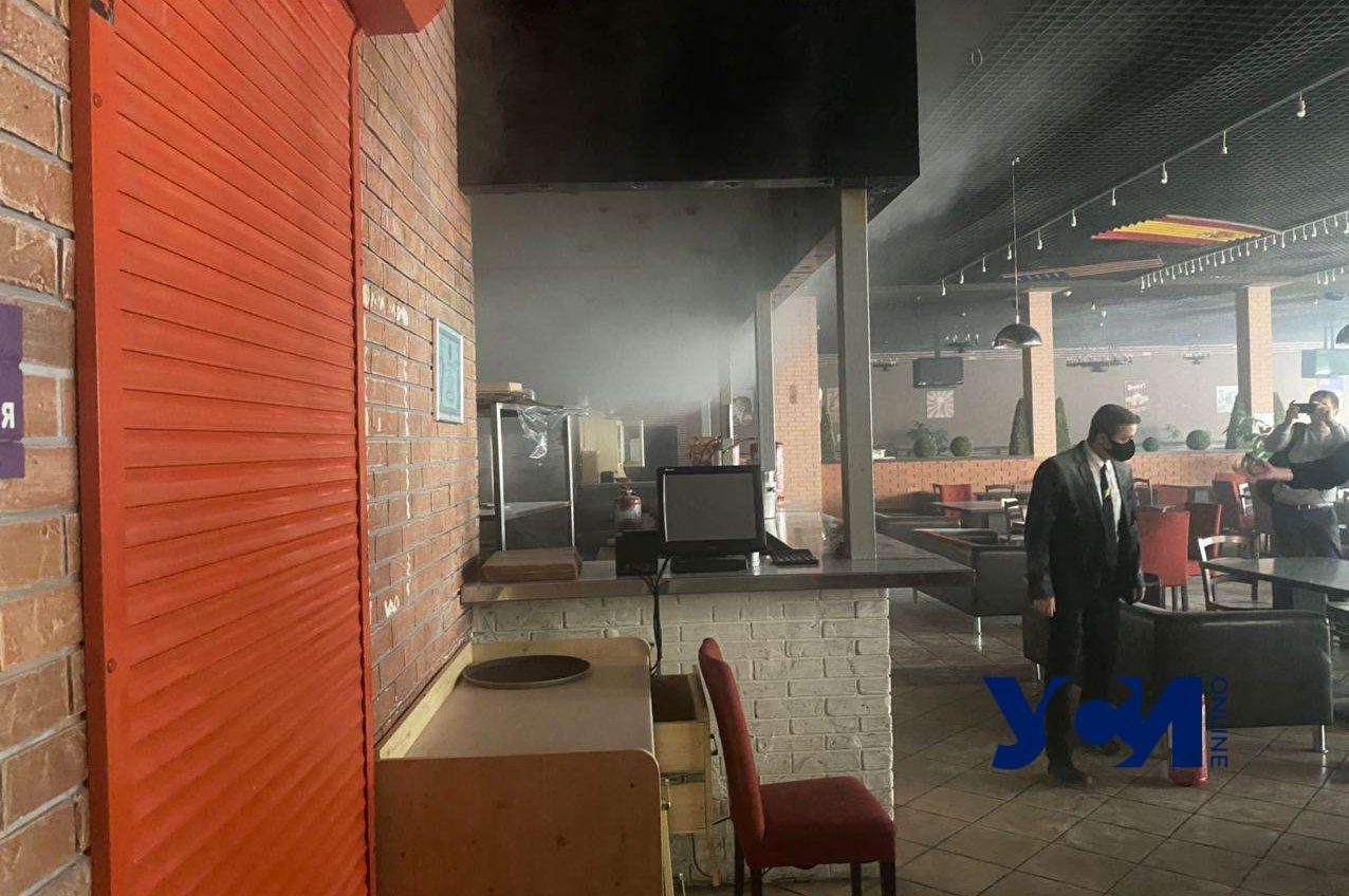 Пожарные тушили огонь в ТРЦ “Ривьера” «фото»