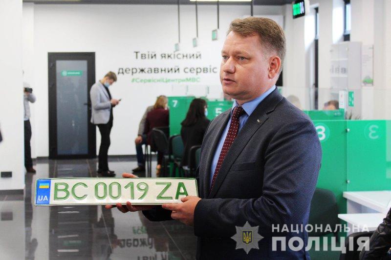 В Одессе начали выдавать зеленые номера для электрокаров «фото»