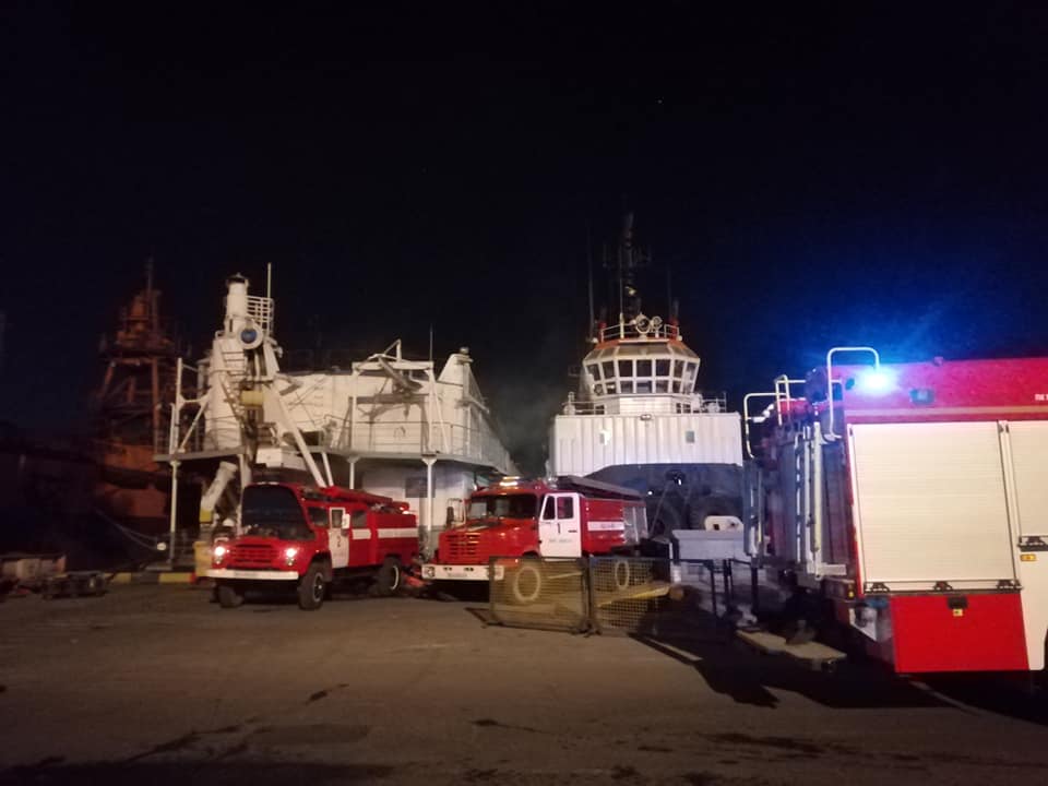 Спасатели тушили пожар в Одесском порту (фото) «фото»