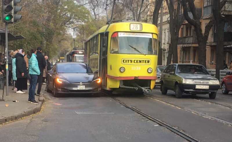 «Две электрички»: в Одессе столкнулись трамвай и электромобиль (фото) «фото»