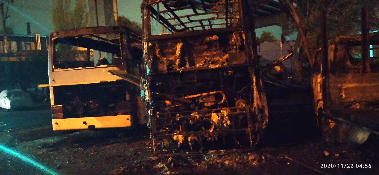 Ночью на Пересыпи горела автостоянка (фото, видео) «фото»