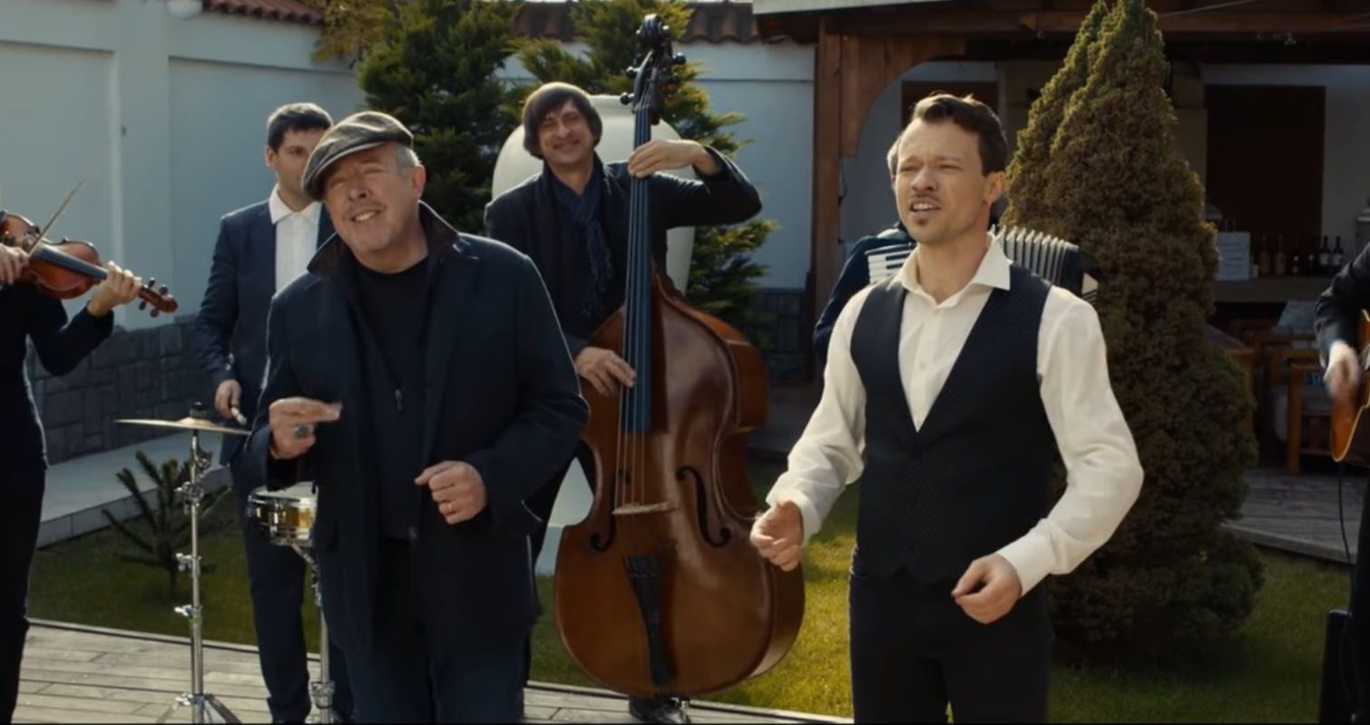 Макаревич и Шиндер дуэтом исполнили песню в одесском дворике (видео) «фото»