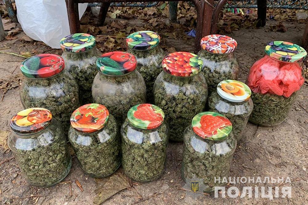 Как бабушкины закрутки: под Одессой хранили марихуану в трехлитровых банках (фото) «фото»