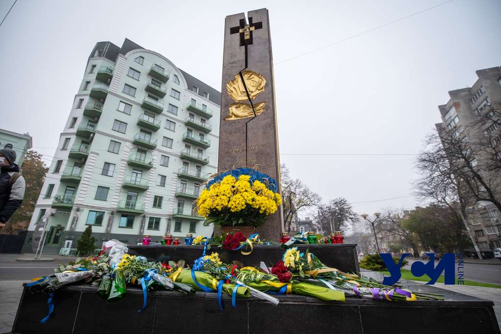 В Одессе в память о жертвах Голодомора возложили цветы (фото) «фото»