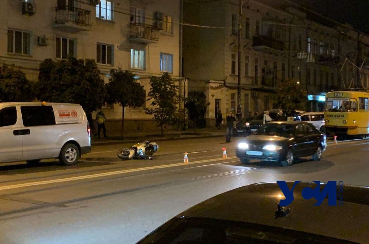 В центре Одессы столкнулись джип и мотоцикл (фото) «фото»
