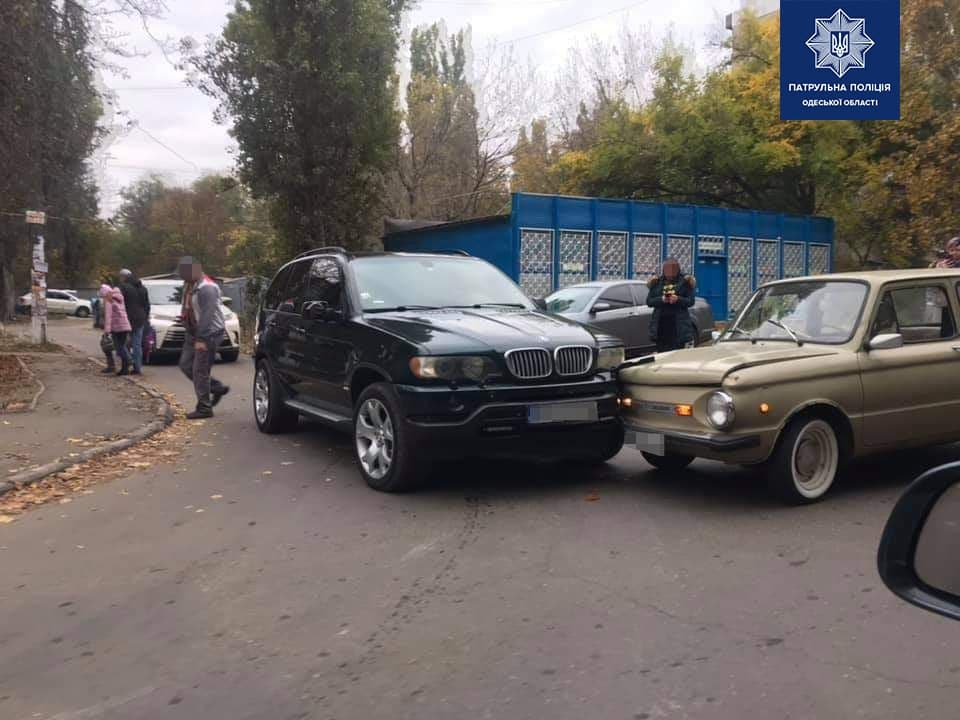 ДТП из анекдотов: в Одессе BMW столкнулся со стареньким «запорожцем» (фото) usionline.com ДТП из анекдотов: в Одессе BMW столкнулся со стареньким «запорожцем» (фото) «фото»