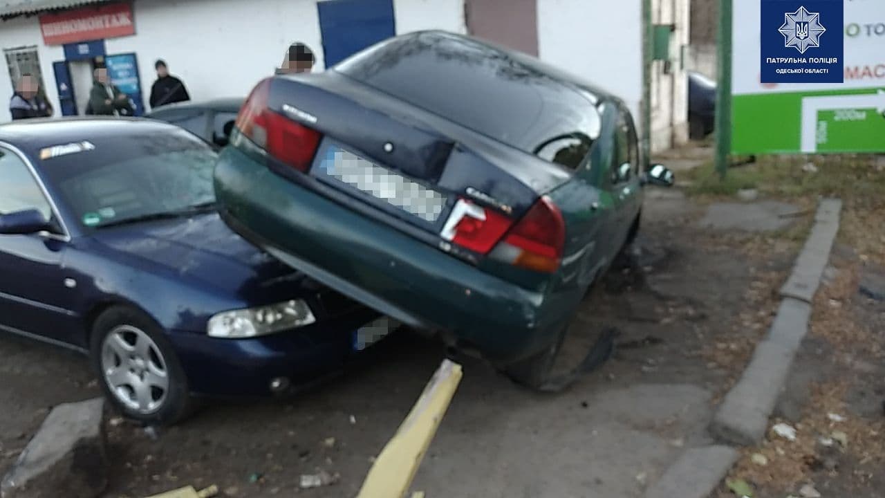На Молдаванке машина «запрыгнула» на две других, водитель сбежал (фото) «фото»