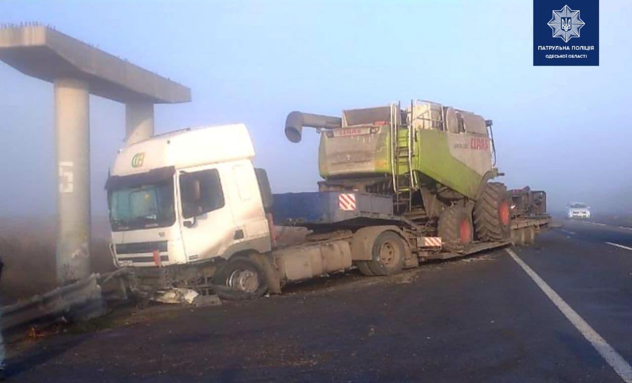 На трассе Киев – Одесса грузовик с комбайном на трейлере попал в аварию (фото) «фото»