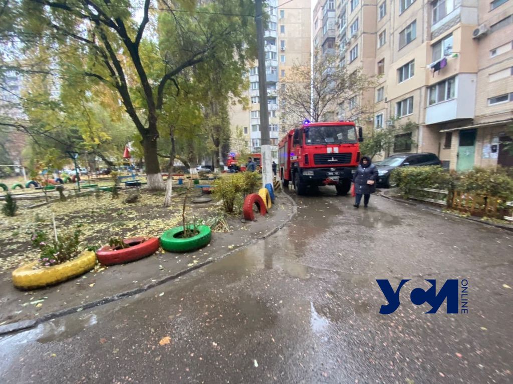 На поселке Котовского горела жилая квартира, ее тушили 50 пожарных (фото) «фото»