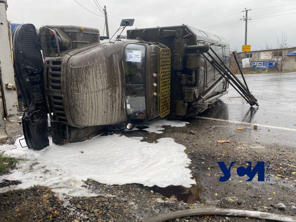 Под Одессой в ДТП пострадал военный грузовик (фото) «фото»