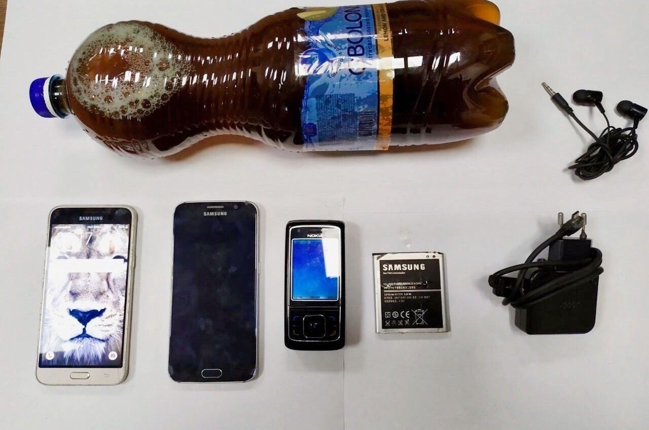 В Одесский СИЗО пытались передать мобильные телефоны и спиртное (фото) «фото»