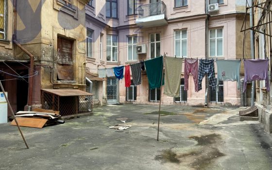 Двор памятника архитектуры в центре Одессы превратился в колодец (фото, видео) usionline.com Двор памятника архитектуры в центре Одессы превратился в колодец (фото, видео) «фото»