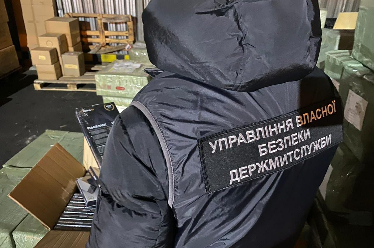 В Одесском порту обнаружили контрабанду мобильных аксессуаров на 10 миллионов (фото) «фото»