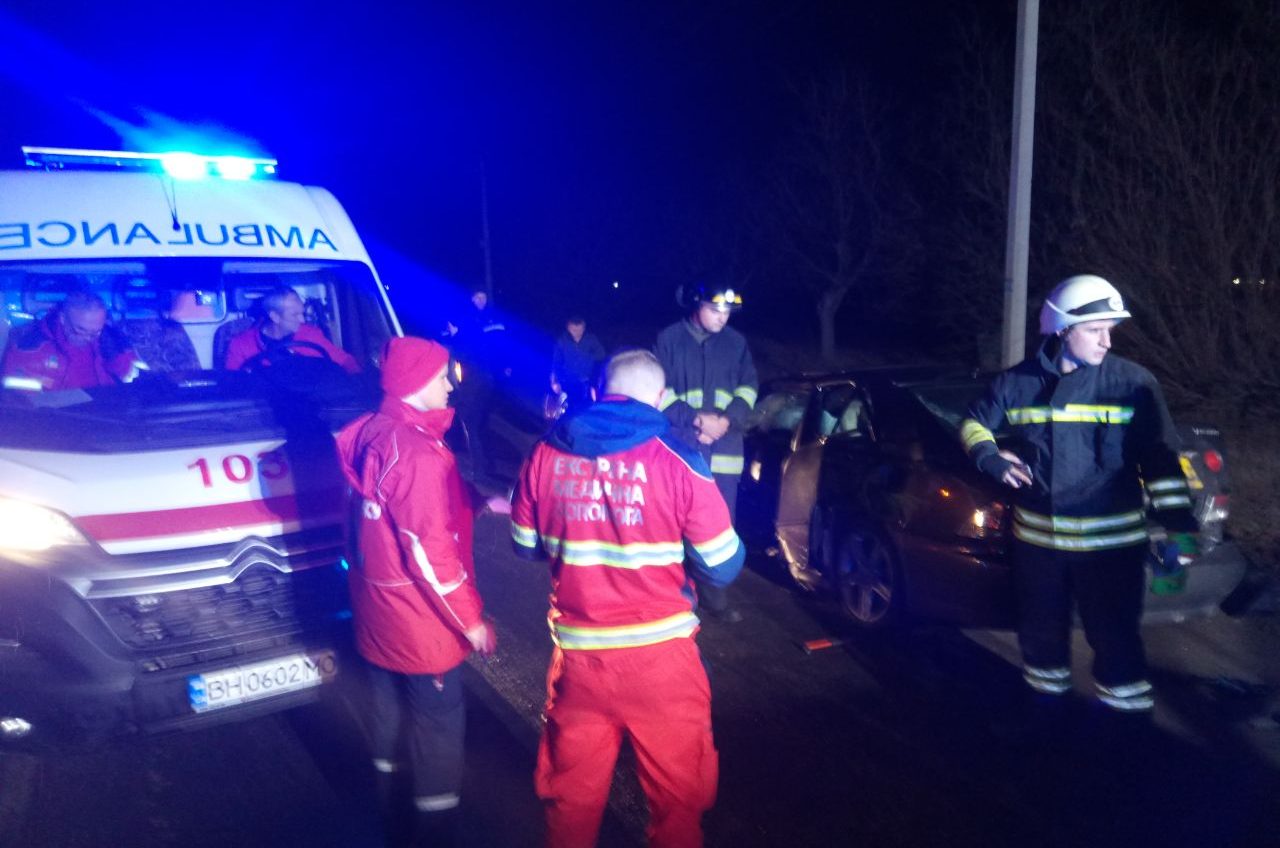 После ДТП под Одессой спасателям пришлось извлекать из авто погибшего пассажира (фото) «фото»