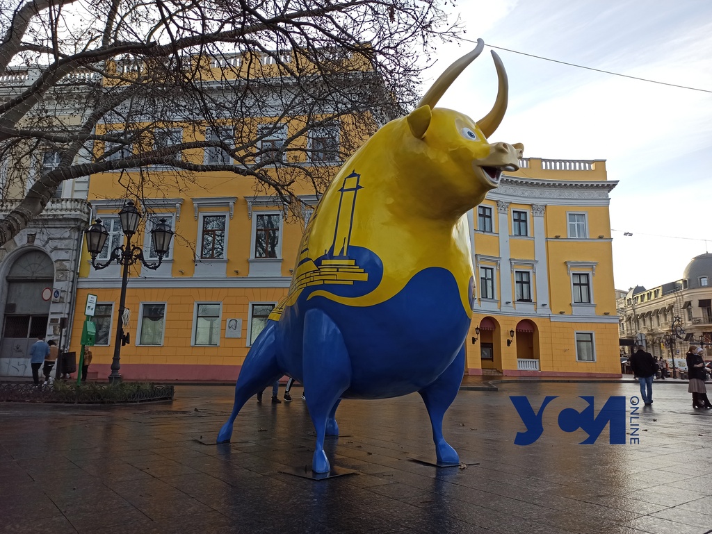 На Приморском появилась большая фигура быка в национальных цветах (фото) «фото»
