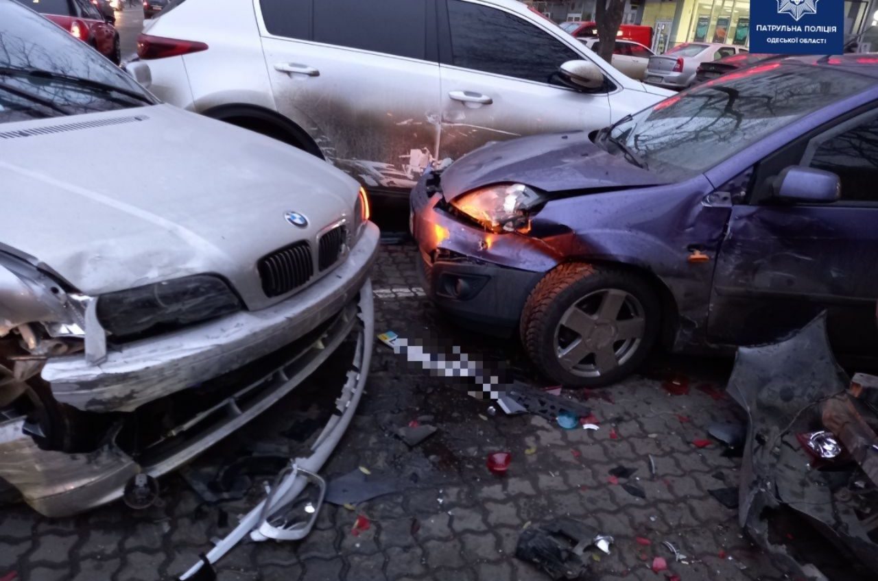 На Люстдорфской дороге авто разбило 4 припаркованных машины (фото) «фото»