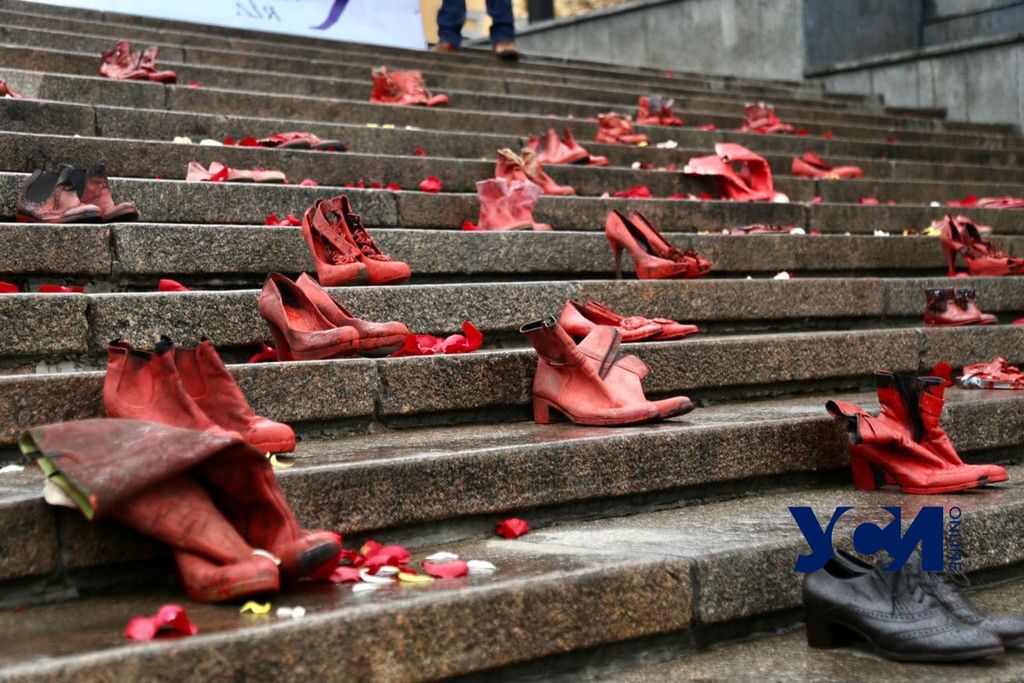 Красные туфли: в Одессе прошла акция против рабства (фото) «фото»