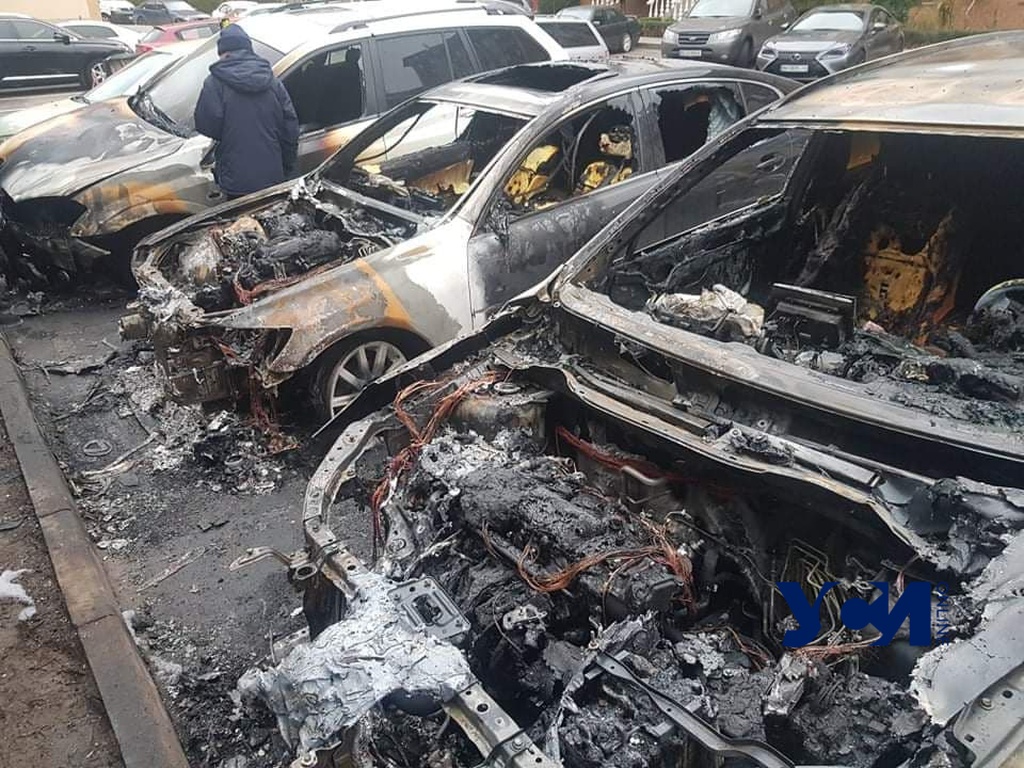 Пожар на Говорова: горели три автомобиля, полиция открыла дело (фото, видео) Обновлено «фото»
