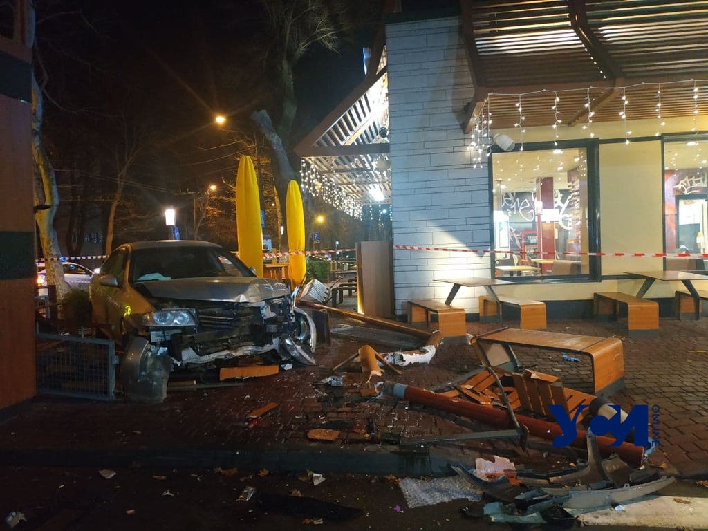 В Одессе автомобиль протаранил McDonald’s: пострадала девушка (фото) «фото»