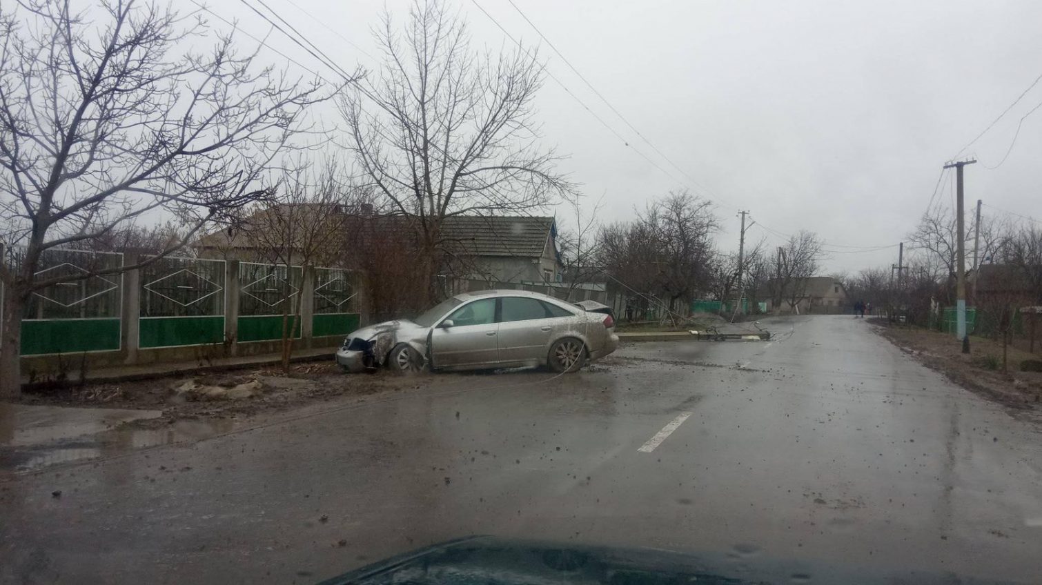 В Килии машина на скорости сбила столб, оставив жителей улицы без света (фото) «фото»