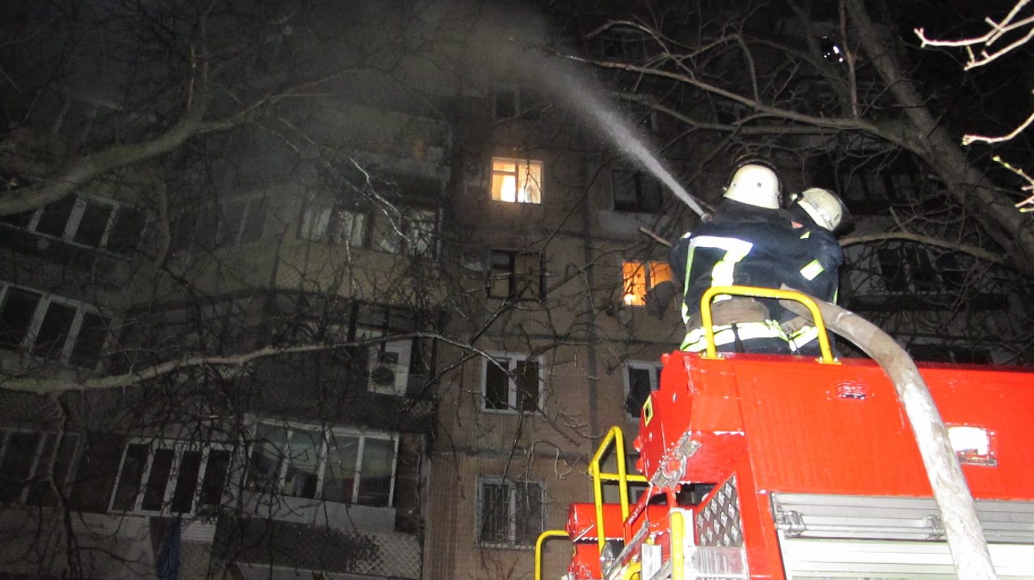 В новогоднюю ночь пожарные тушили квартиру на Таирова и спасли трех человек (фото) «фото»