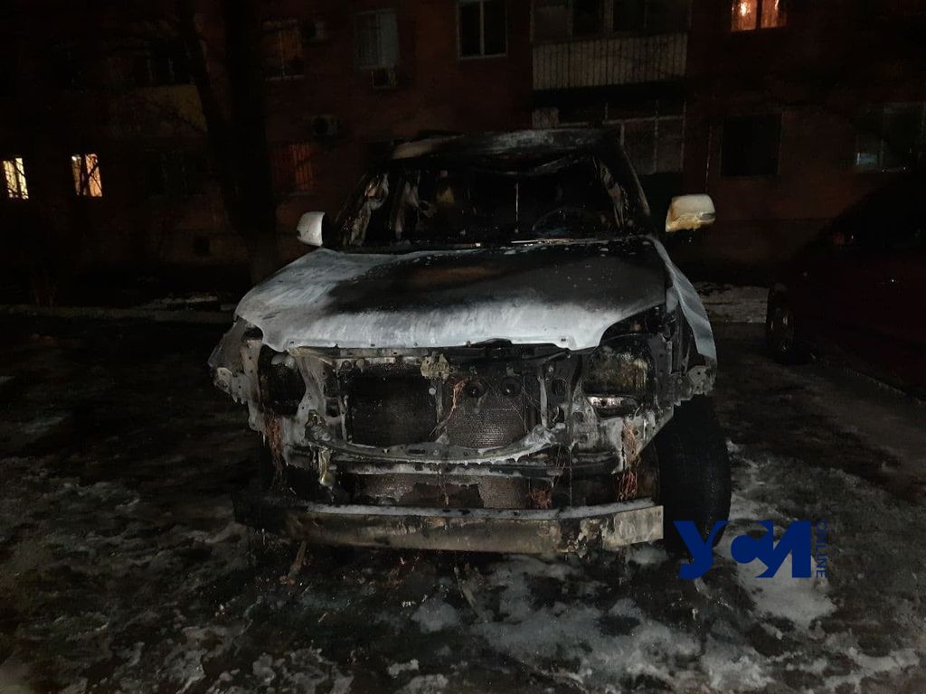 В Черноморске сожгли вторую машину семьи депутата там же, где и первую (фото, видео) «фото»