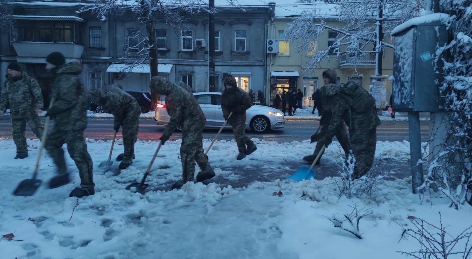 В Одессе курсанты-десантники помогают коммунальщикам справиться с непогодой (фото) «фото»