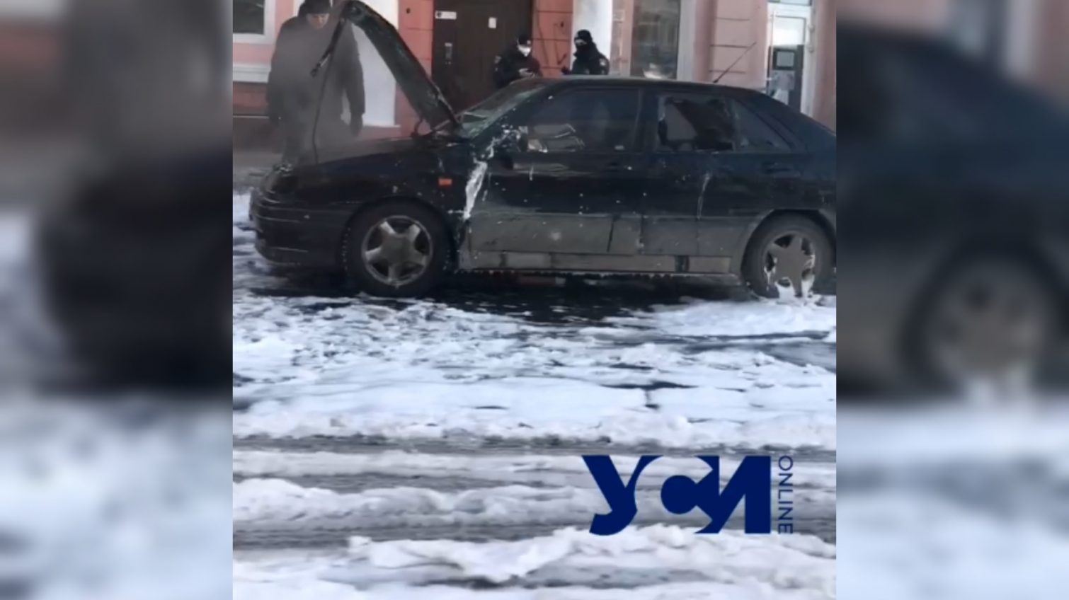 В центре Одессы загорелся автомобиль (видео) «фото»