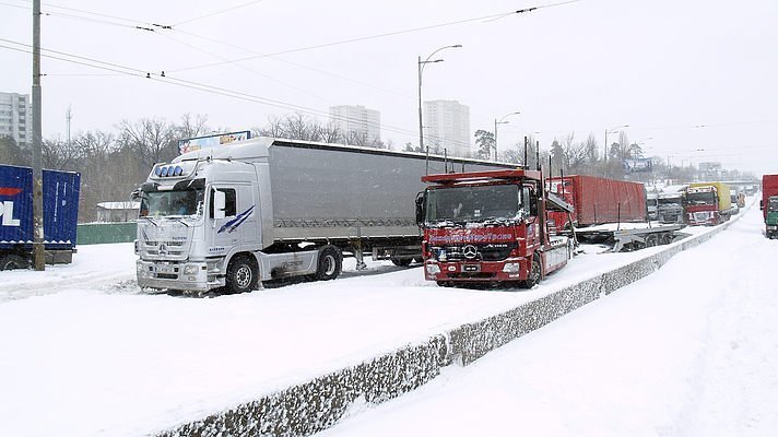 Из-за снегопада фурам ограничили въезд в Одессу «фото»