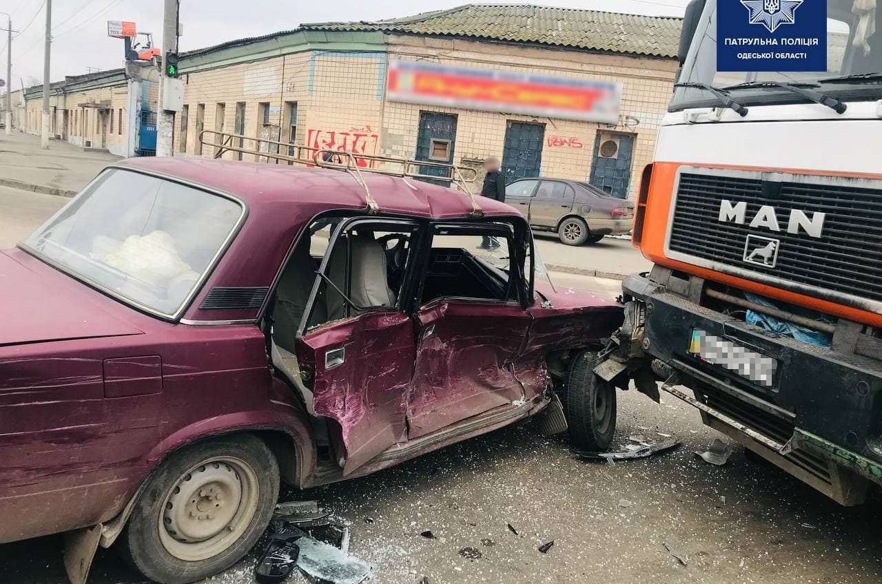 На Николаевской дороге столкнулись внедорожник, грузовик и легковушка (фото) «фото»
