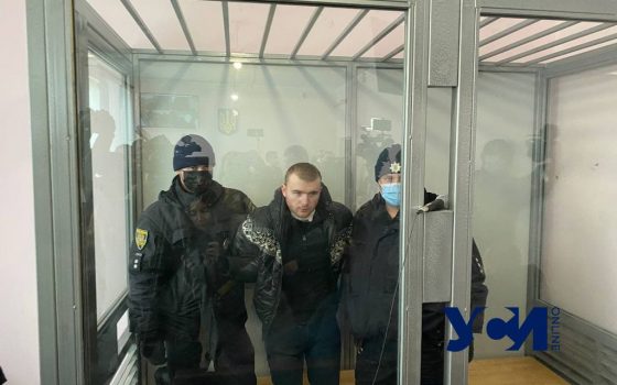 Обвиняемый в убийстве Даши Лукьяненко порезал себе в суде горло (фото) Обновляется usionline.com Обвиняемый в убийстве Даши Лукьяненко порезал себе в суде горло (фото) Обновляется «фото»