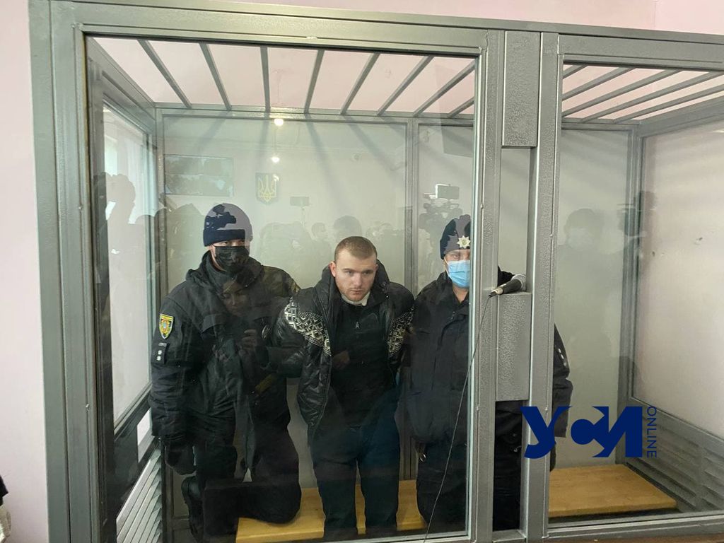 Обвиняемый в убийстве Даши Лукьяненко порезал себе в суде горло (фото) Обновляется «фото»