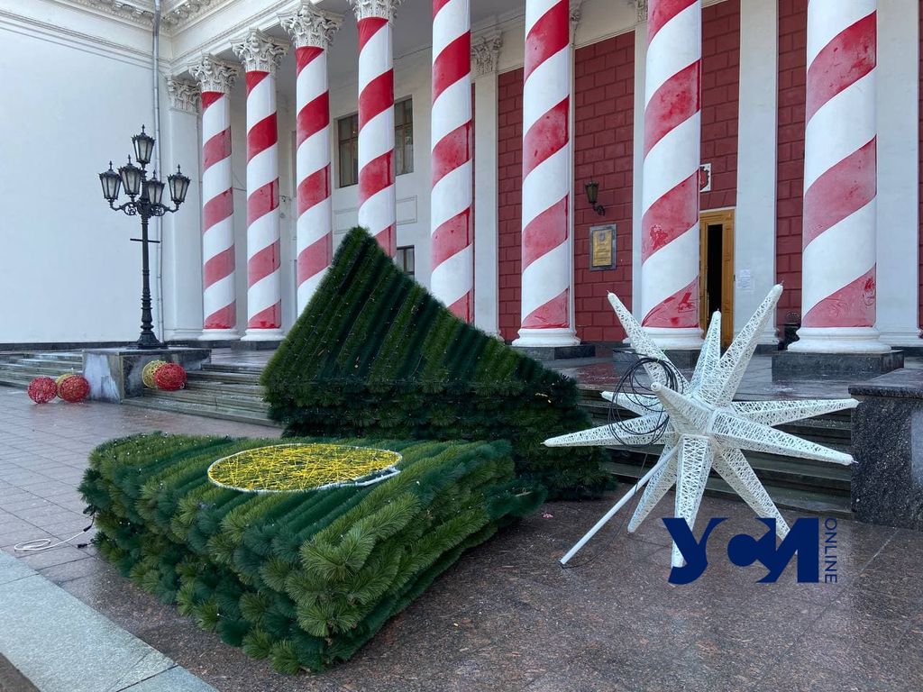 Новый год – все: в центре Одессы убирают праздничные декорации и елку (фото) «фото»