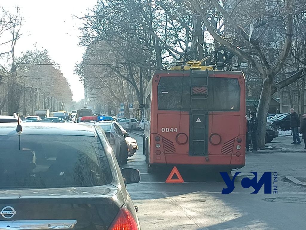 На проспекте Шевченко авто столкнулось с троллейбусом (фото) «фото»