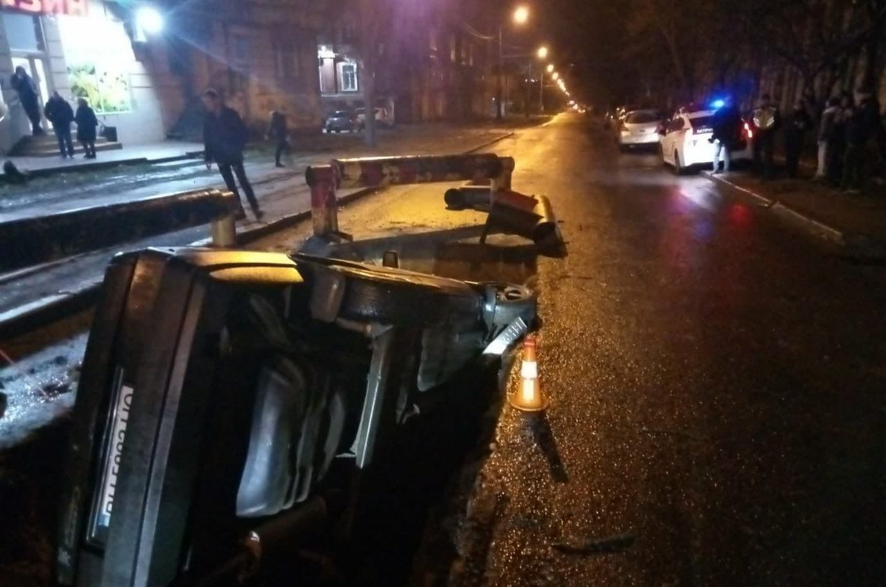 Машина упала в яму на Градоначальницкой (фото) «фото»