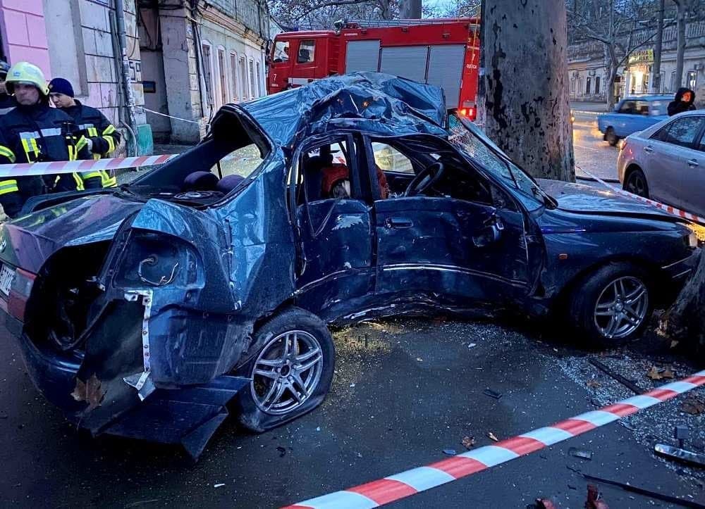 Утром в Одессе машина влетела в дерево: есть погибший (фото) «фото»