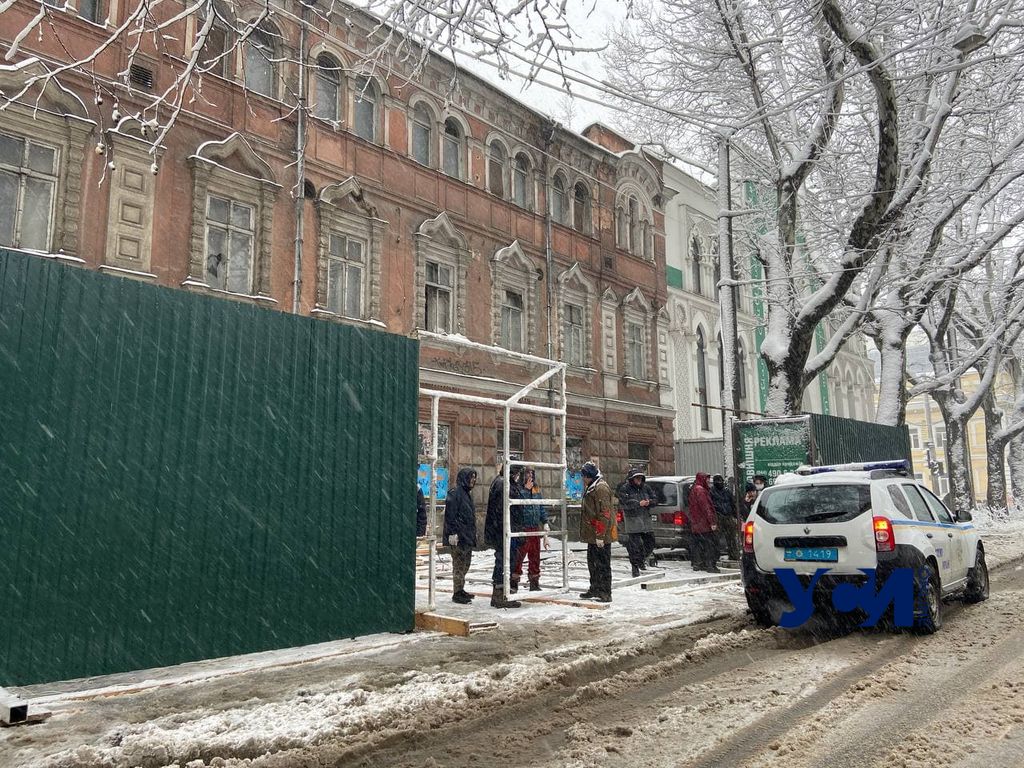 Возле здания старинной типографии в центре Одессы появился забор (фото) «фото»