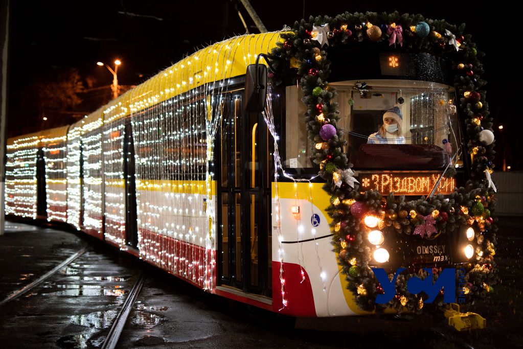 Рождественский парад трамваев все-таки прошел под дождем и был ярким (фото, видео) «фото»