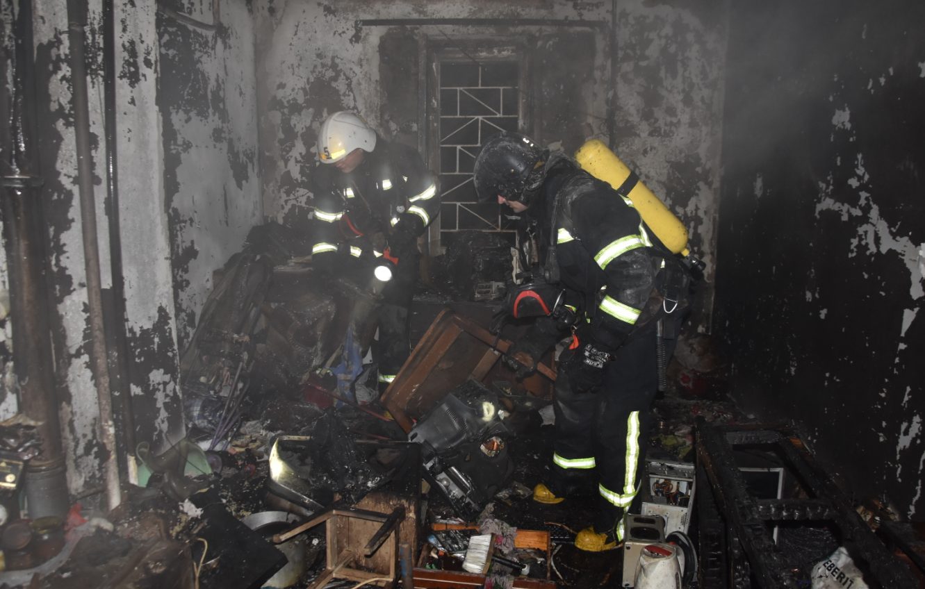В Одессе горел 9-этажный дом: пожарные спасли ребенка и мужчину «фото»