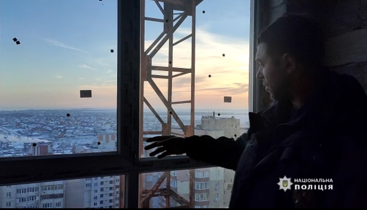 В Черноморске патрульный спас самоубийцу: до того коп не дал утонуть подросткам (фото, видео) «фото»