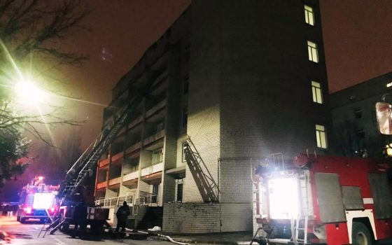 В COVID-отделении инфекционки Запорожья произошел пожар: 4 человека погибло (фото, видео) usionline.com В COVID-отделении инфекционки Запорожья произошел пожар: 4 человека погибло (фото, видео) «фото»