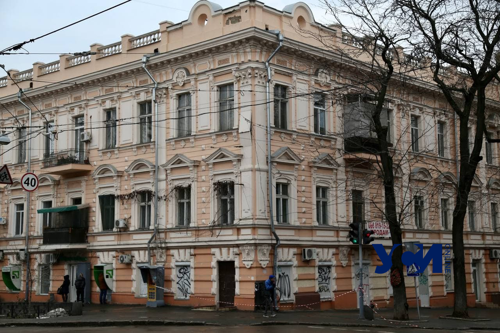 В старинном доме в центре Одессы рушится фасад и течет крыша (фото, видео) «фото»