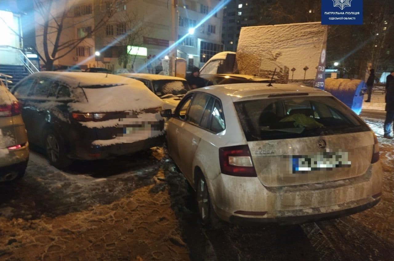 На поселке Котовского пьяный лихач разбил семь автомобилей (фото) «фото»