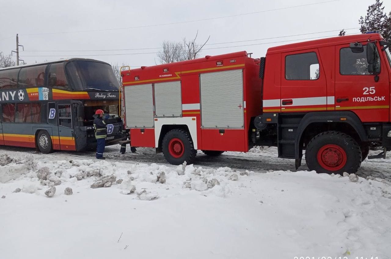 В Одесской области вытащили из снега автобус  (фото) «фото»