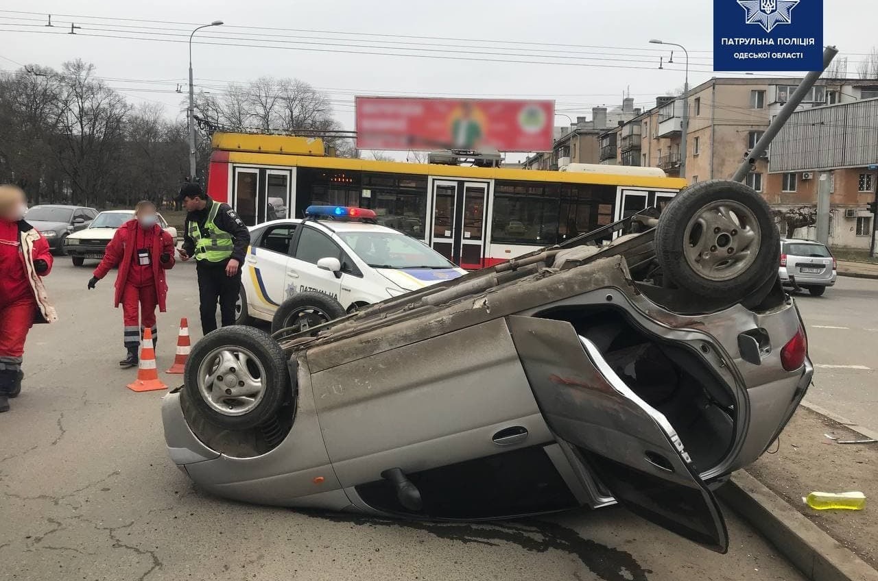 На Балковской легковушка влетела в троллейбус и перевернулась (фото) «фото»