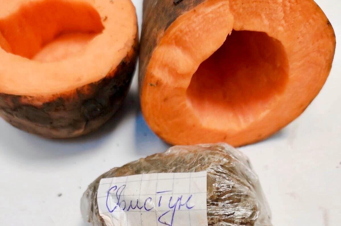 В Одесский СИЗО пытались передать морковку с сюрпризом (фото) «фото»