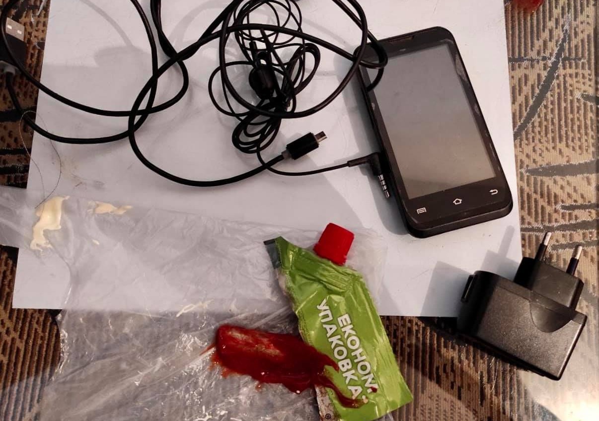 Наркотики, телефон и наушники: в Одессе заключенному передали «кетчуп» (фото) «фото»