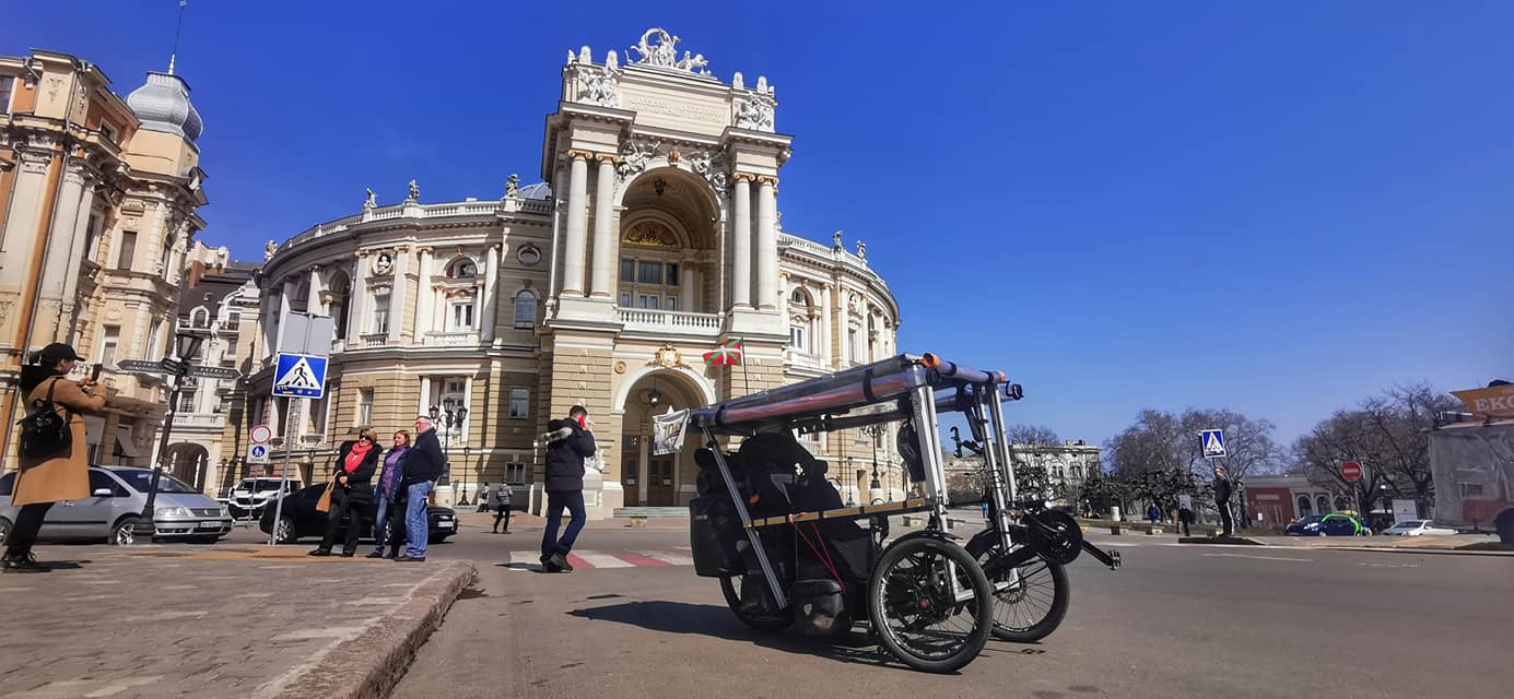 В Одессе гостил велосипед-палатка: на нем приехал бретонский путешественник (фото) «фото»