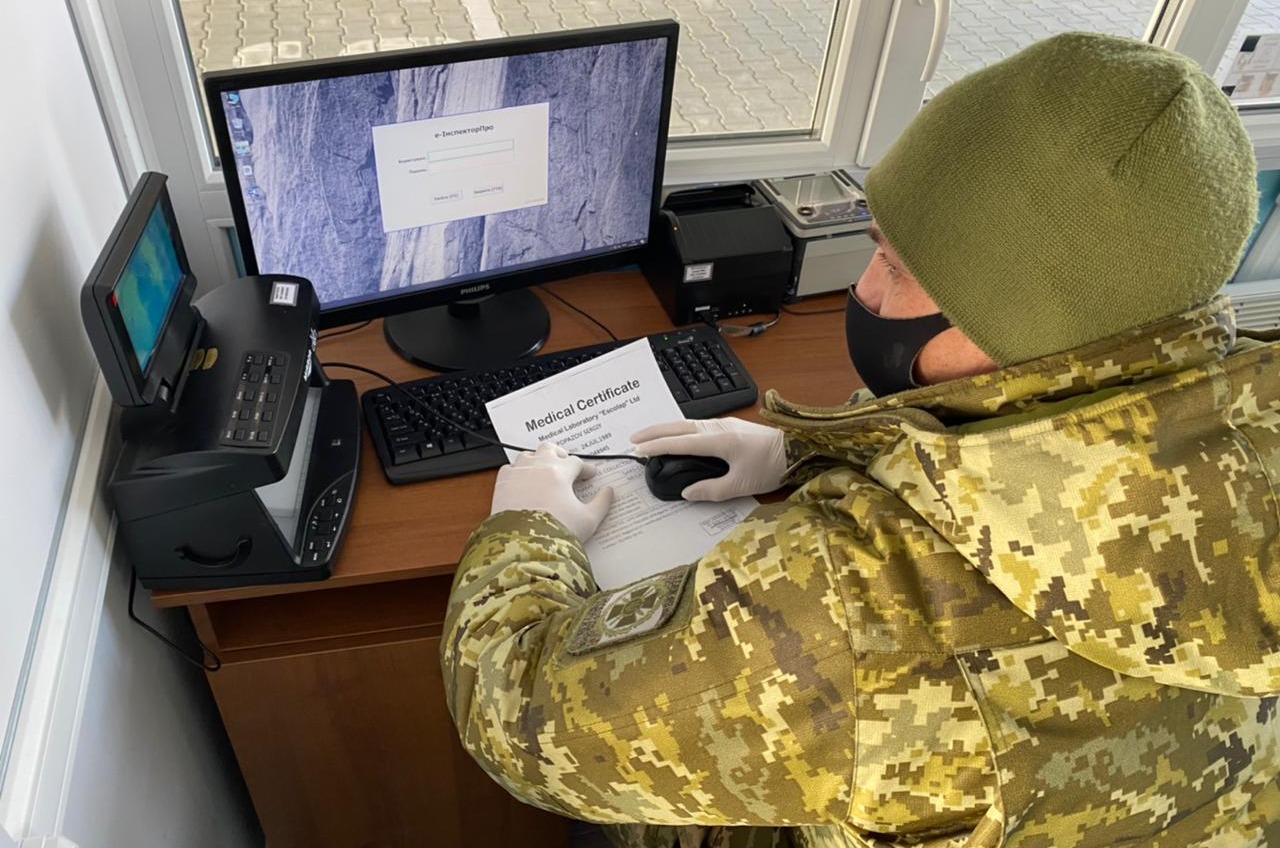 В Одесской области на границе обнаружили поддельные ПЦР-тесты (фото) «фото»