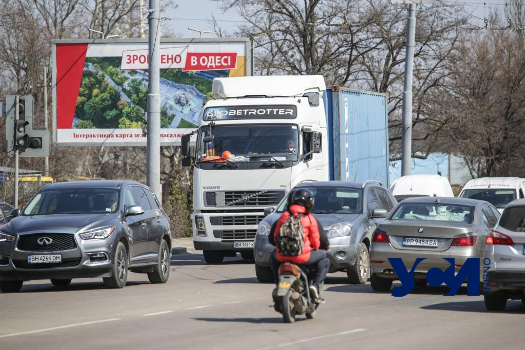 Почти без нарушений: движение на Ивановском мосту перед ремонтом (фото) «фото»